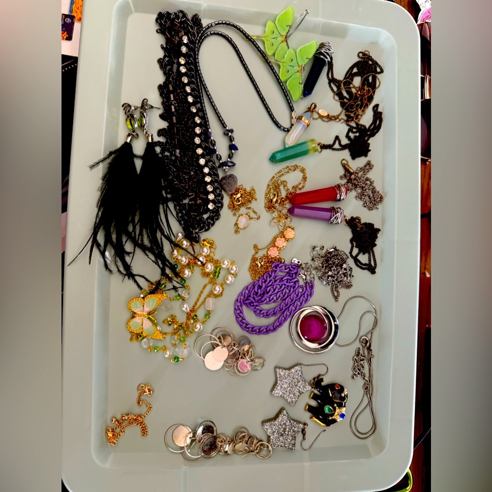 Misc jewelry good quality but not actual gold selling all as a bundle